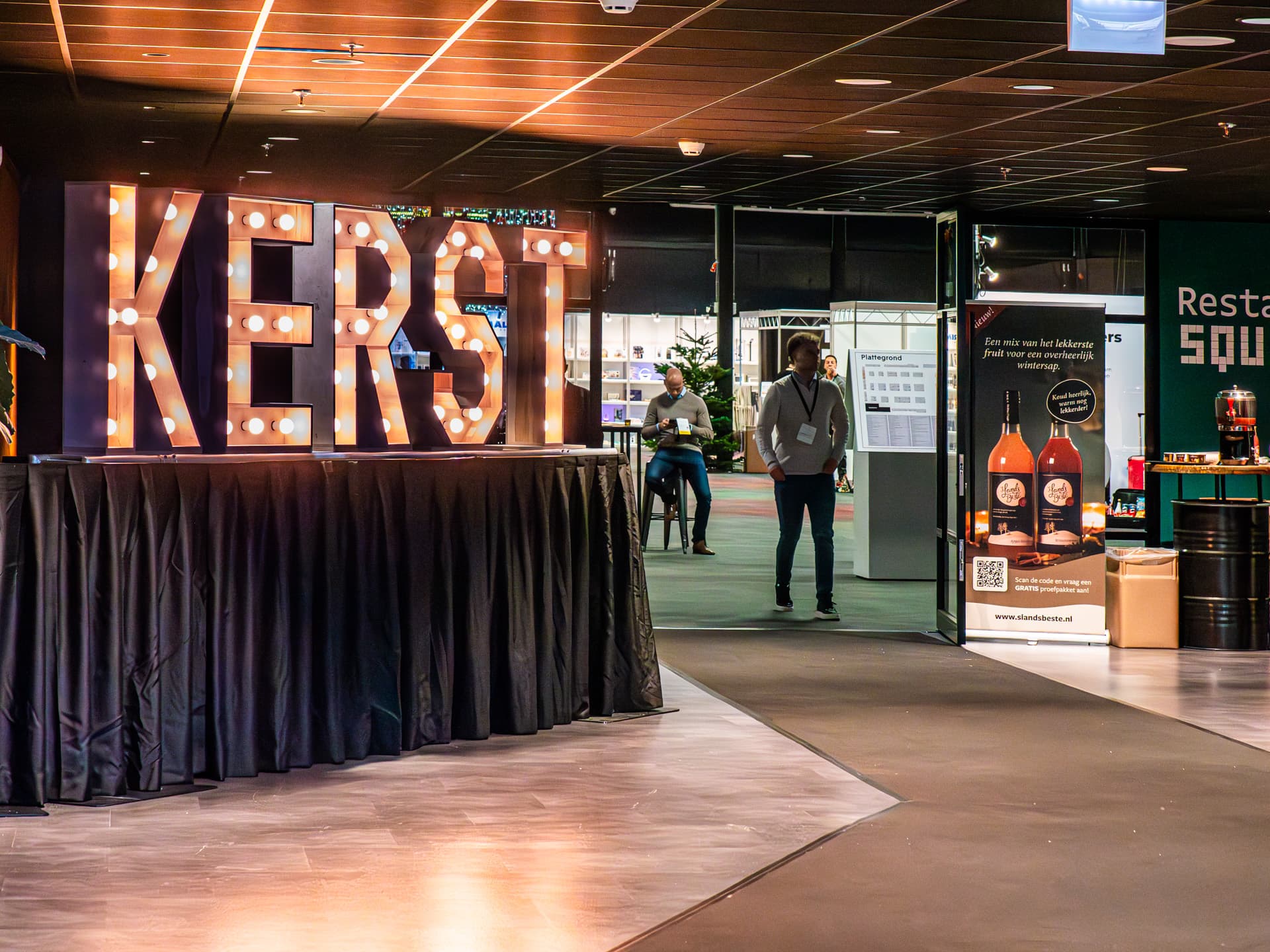 De entree van de Nederlandse Kerstpakkettenbeurs met grote lichtletters KERST